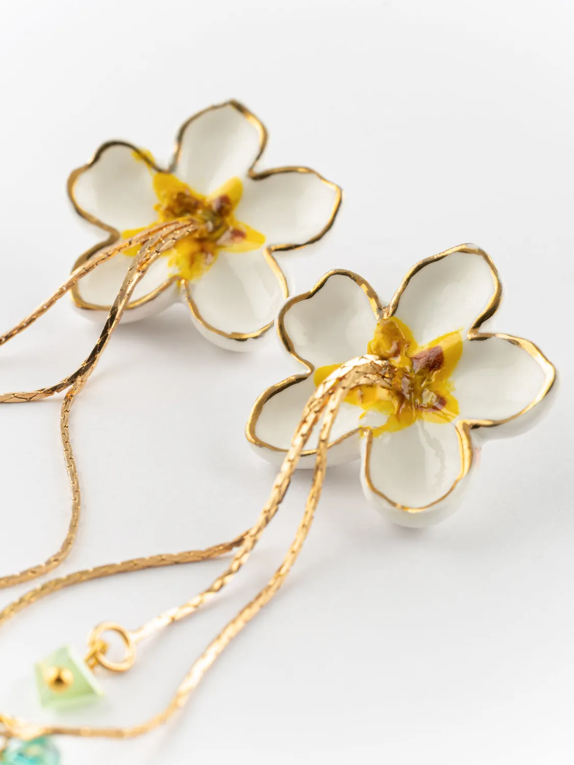 Nach Bijoux fleur de poirier boucles pendantes 10 cm blanche