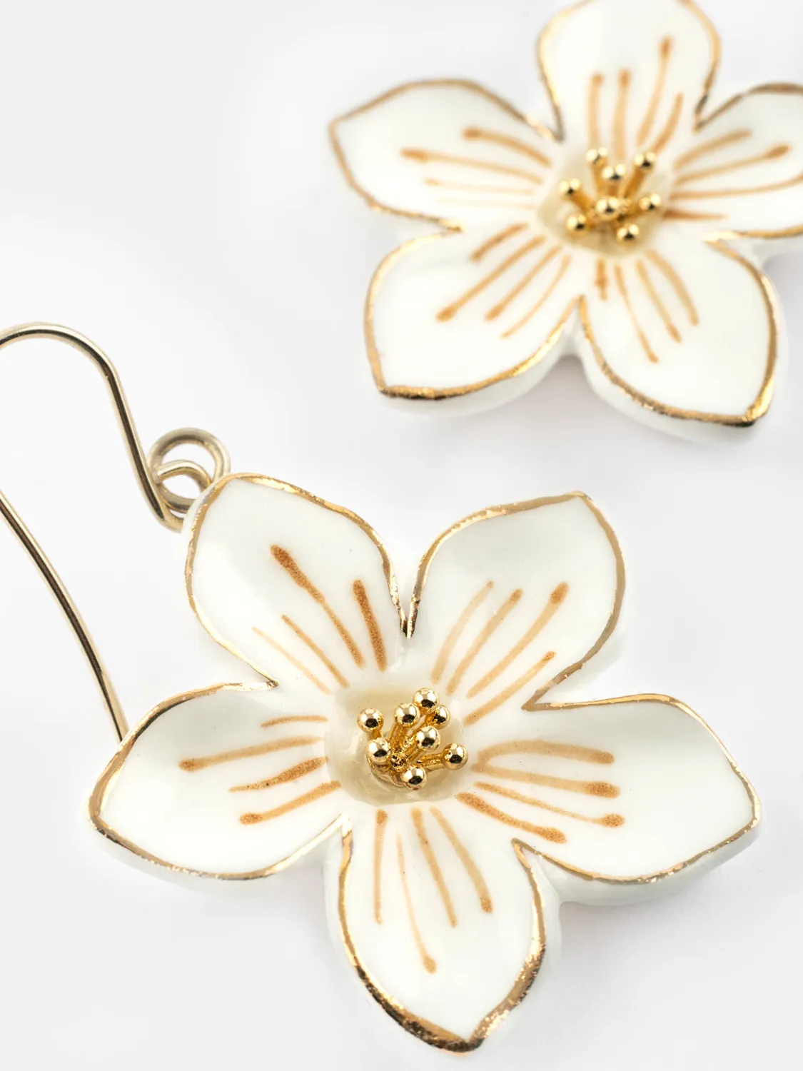 Nach Bijoux fleur blanche boucles d'oreilles pendantes porcelaine