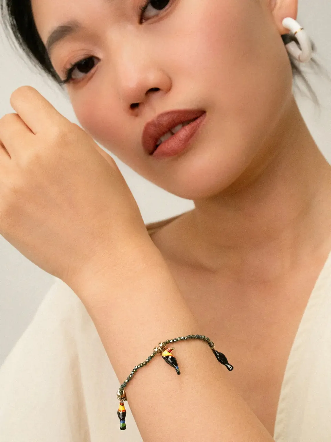 Nach Bijoux Toucans bracelet perles hématite élastique