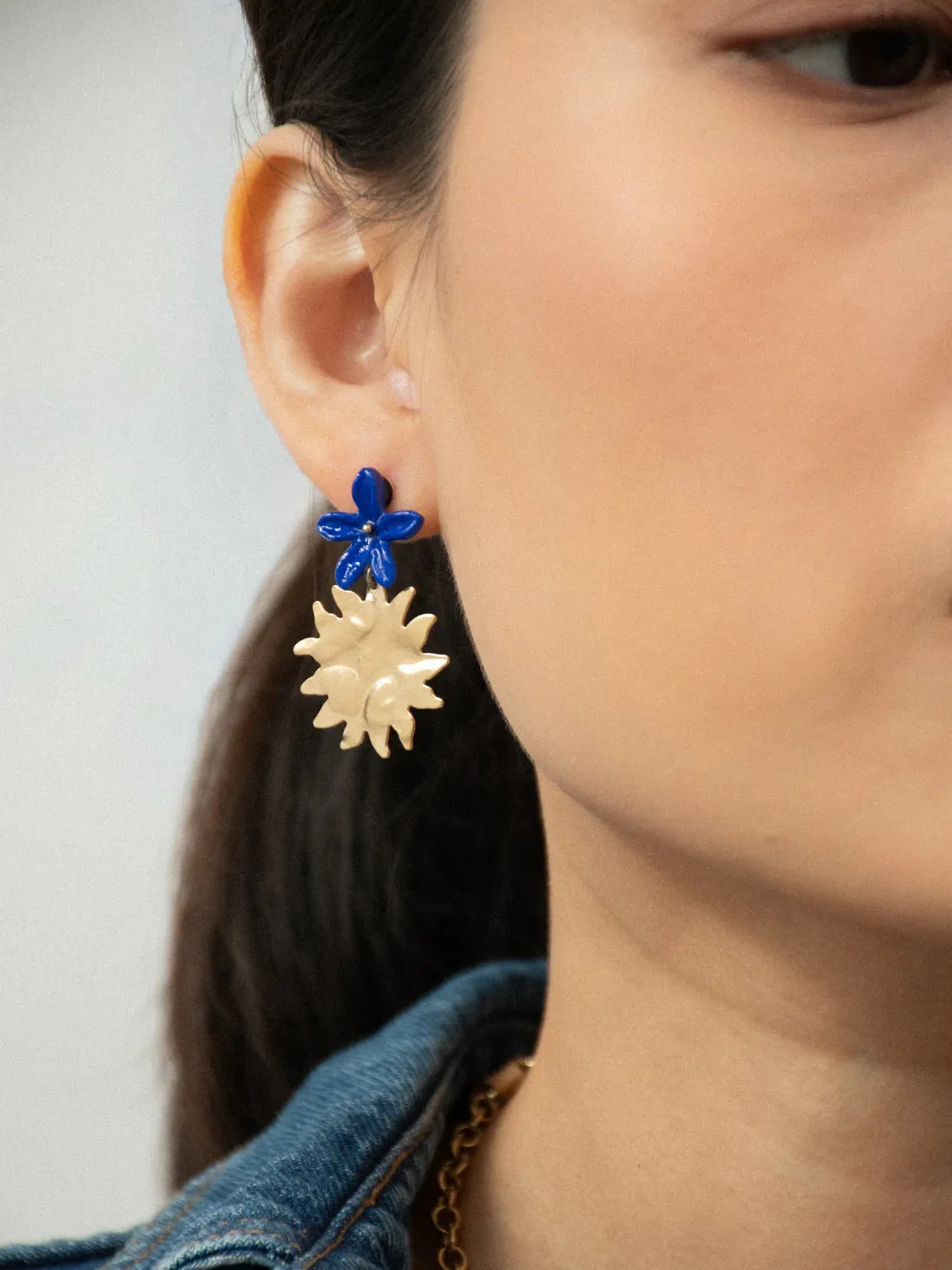 Nach Bijoux jasmin bleu et soleil boucles pendantes bleue