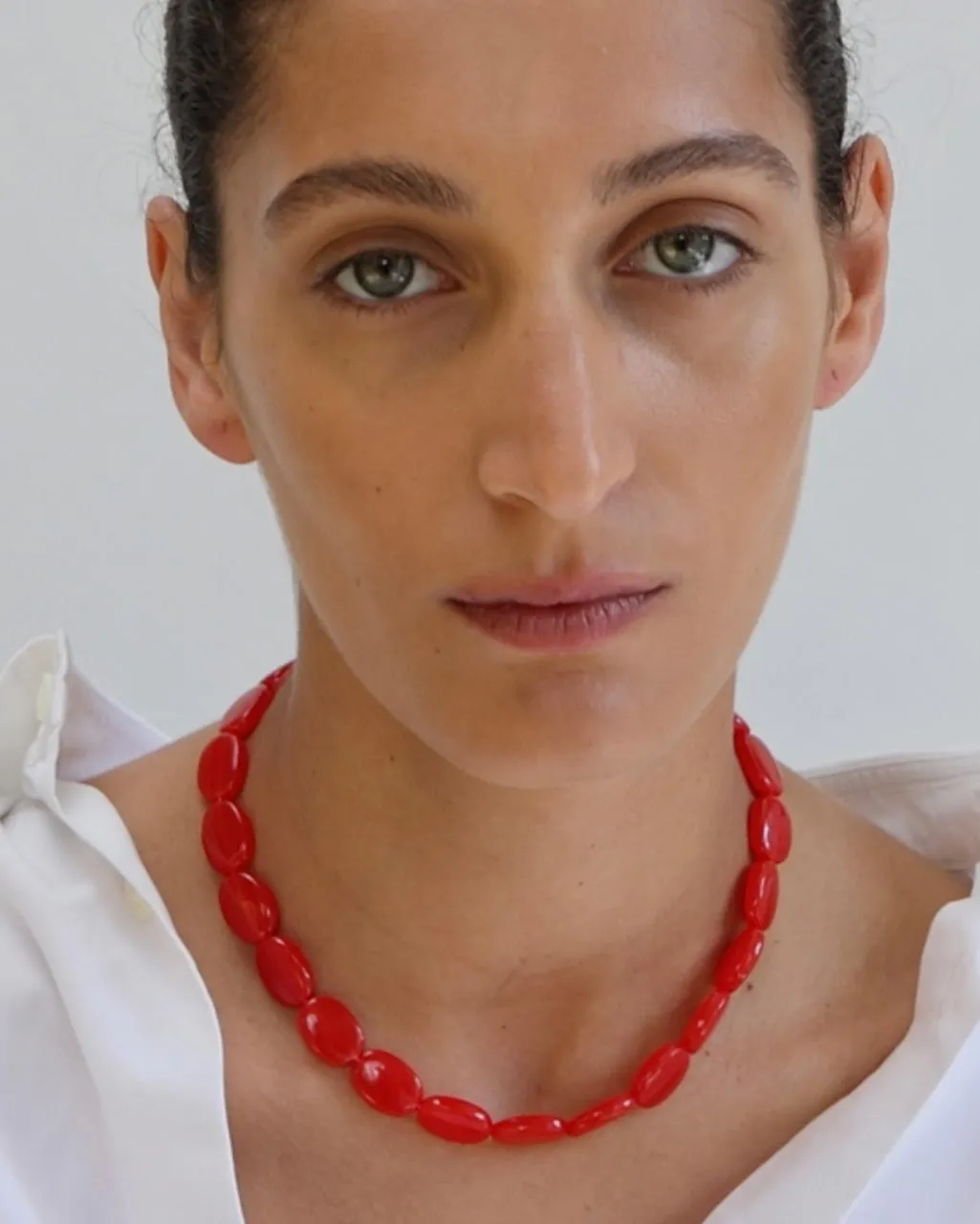 Completedworks Dazed by Suburbia collier résine rouge