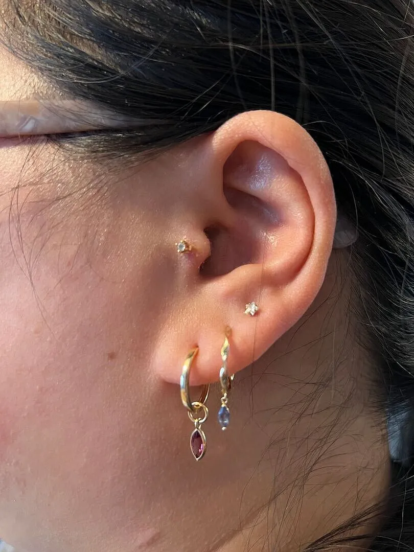 Astrid & Miyu Twist Huggies boucles or massif alexandrite