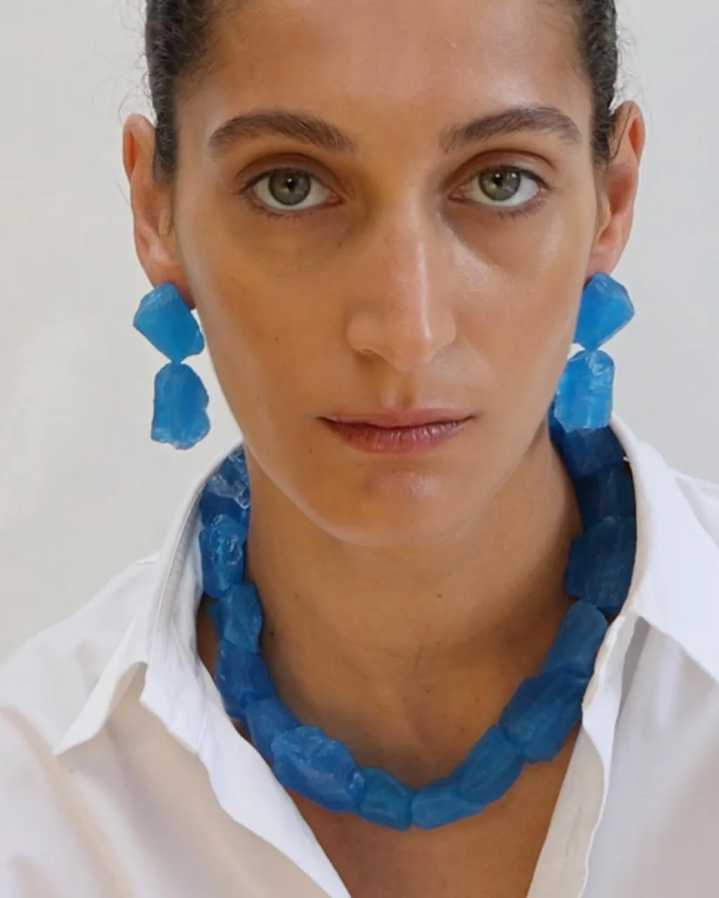 Completedworks Iceberg boucles d’oreilles résine bleue argent