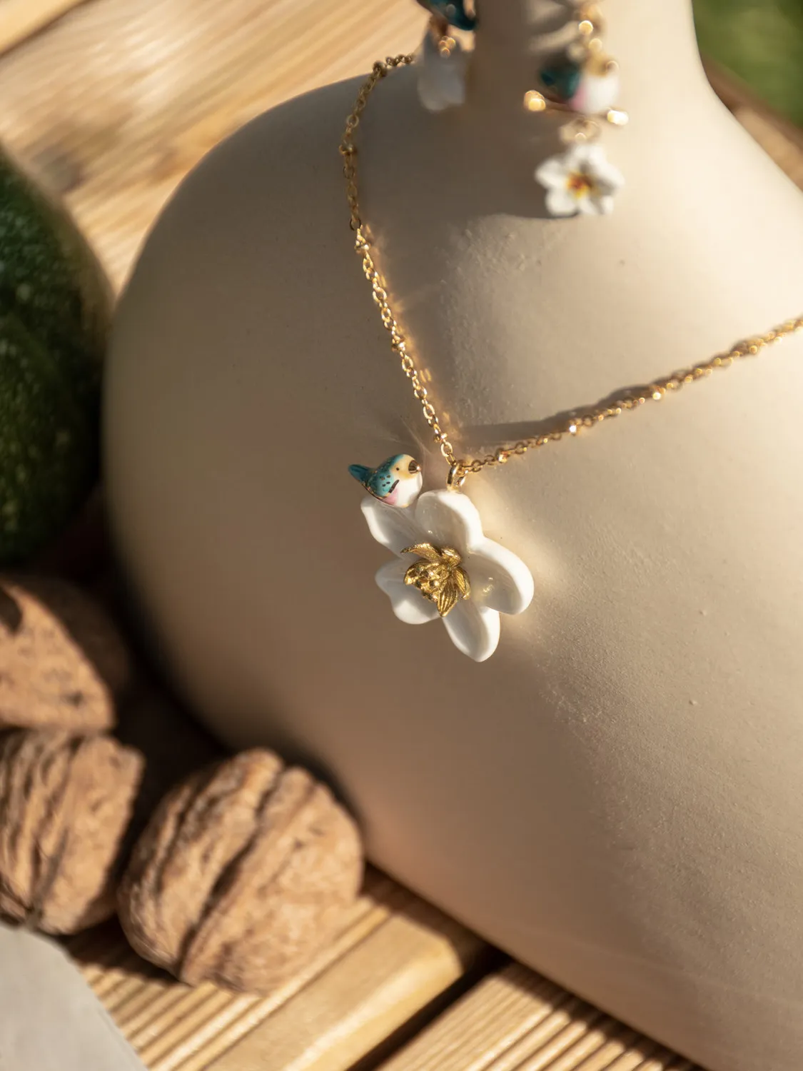 Nach Bijoux fleur de poirier et oiseau collier porcelaine