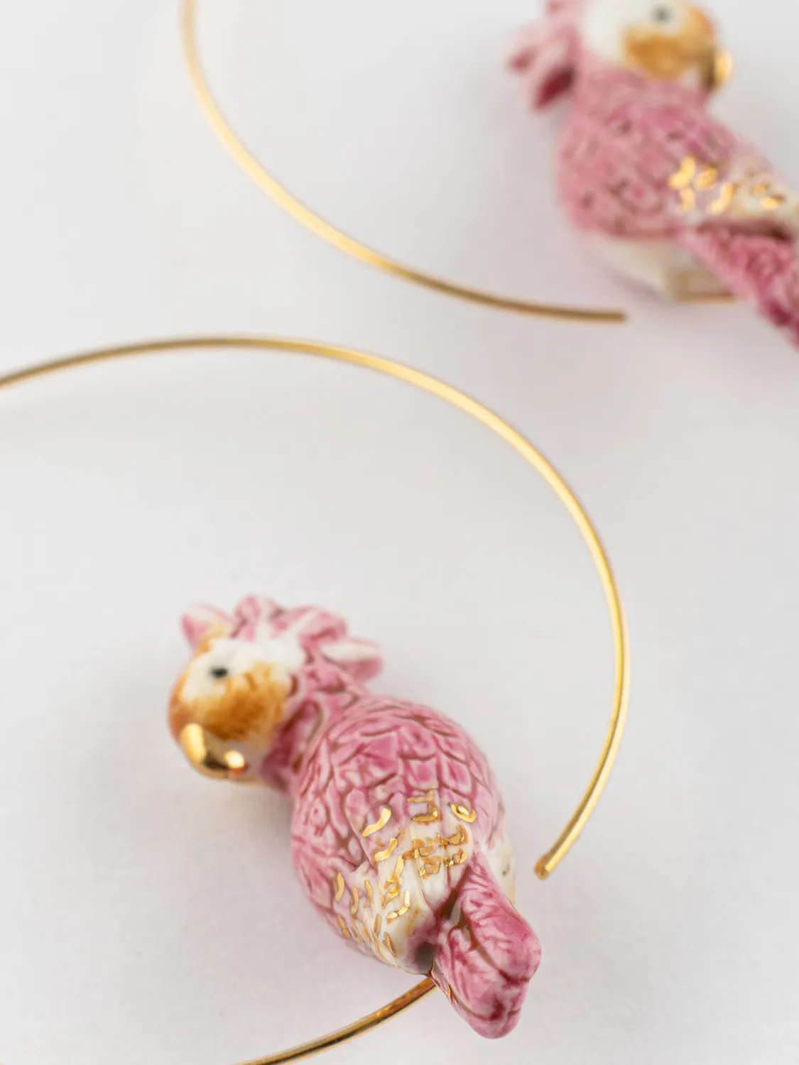 Nach Bijoux Grandes créole cacatoès rose boucles porcelaine
