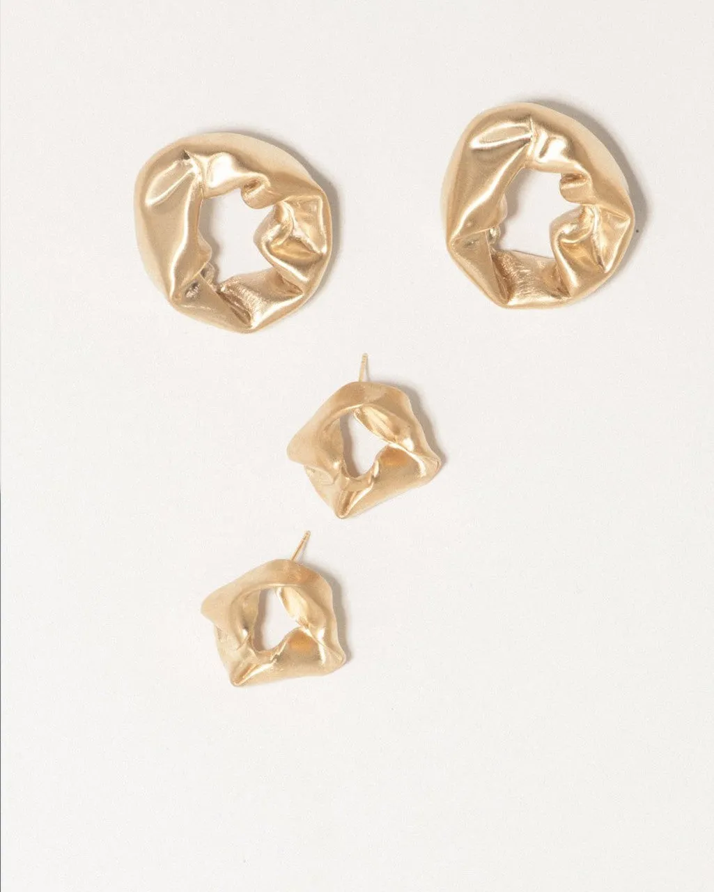 Completedworks Notsobig Scrunch boucles d'oreilles vermeil froissé