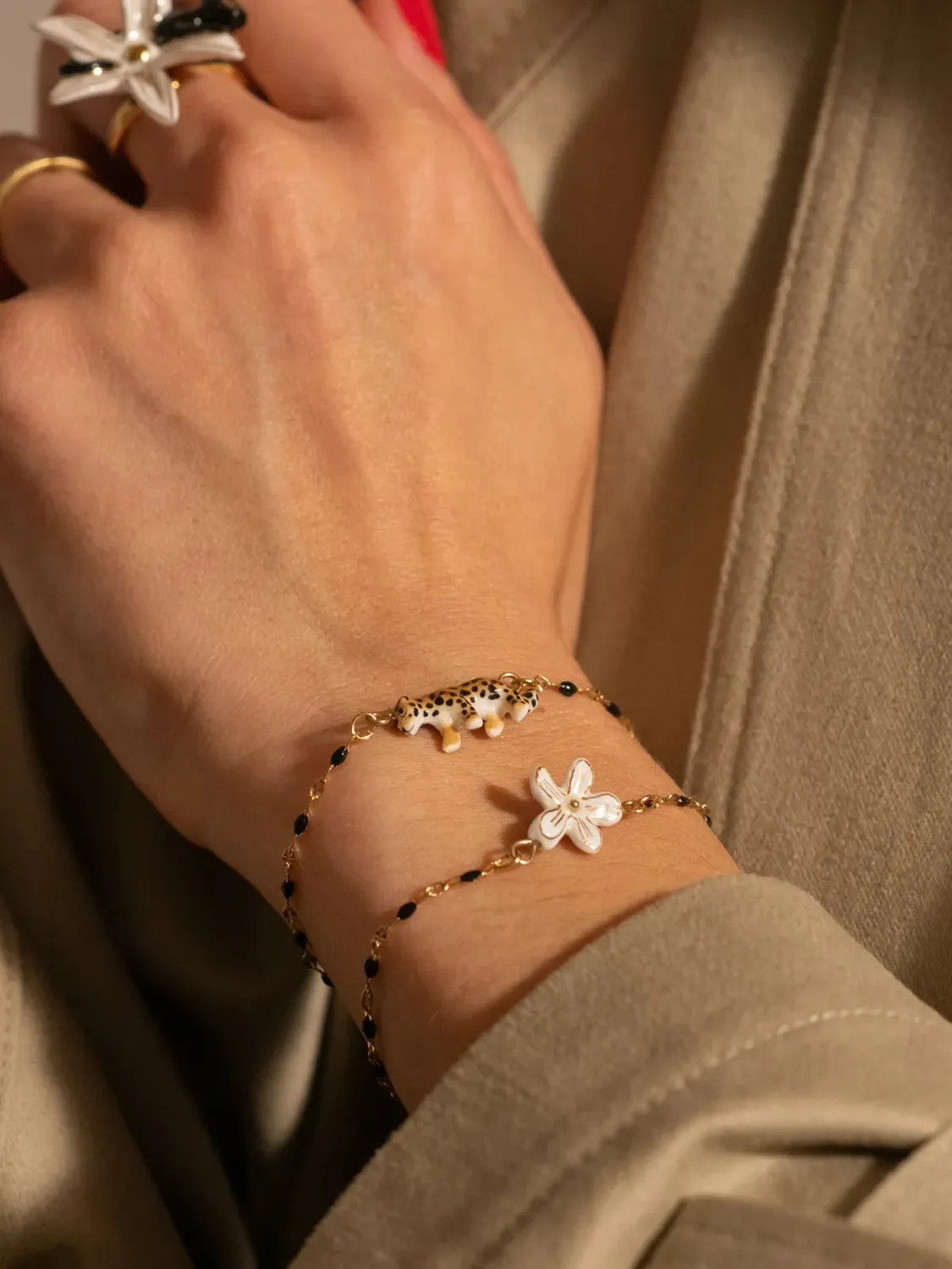 Nach Bijoux fleur blanches bracelet perles émaillées