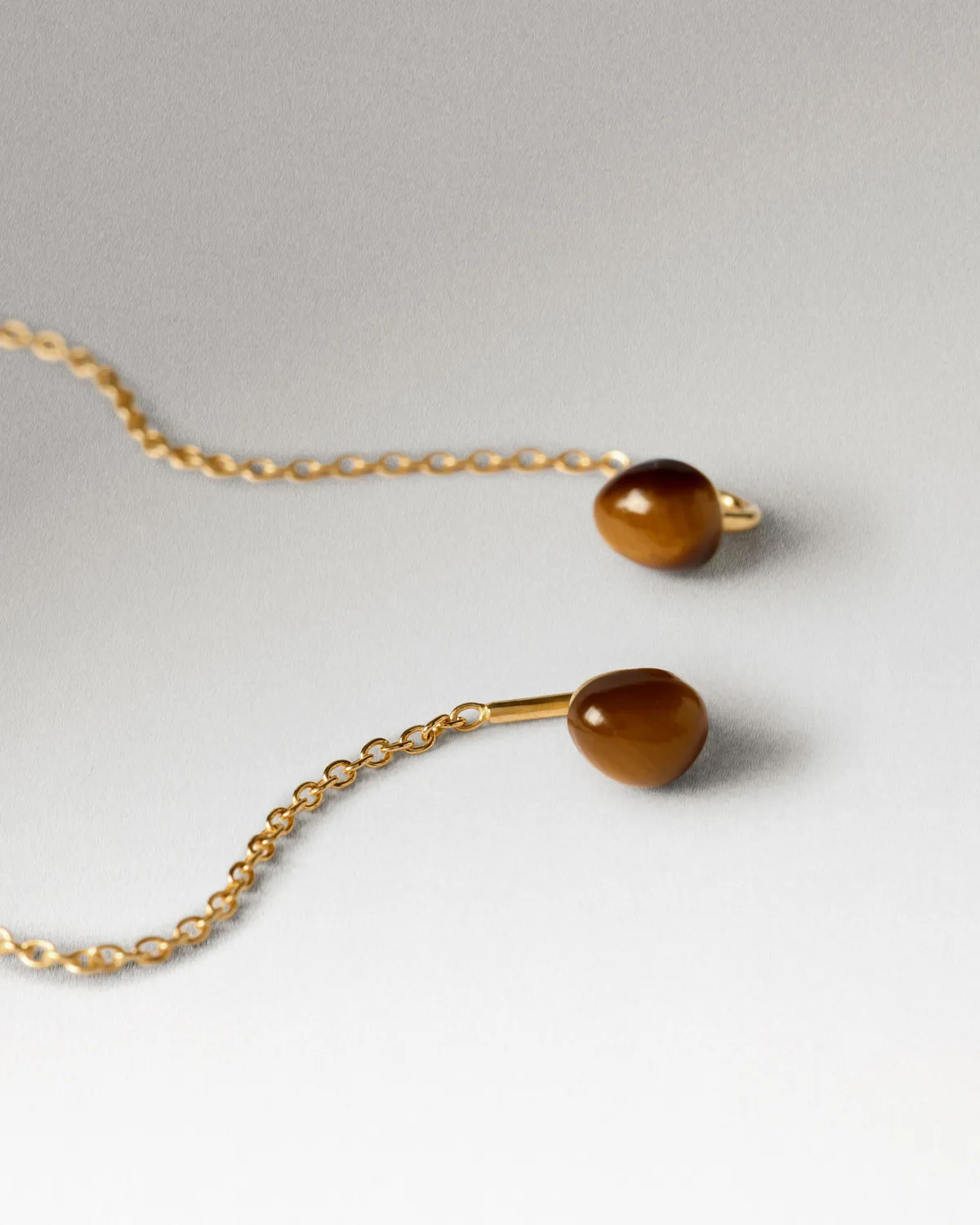 PDPAOLA Lyra Tiger Eye boucles longues 55 mm perle