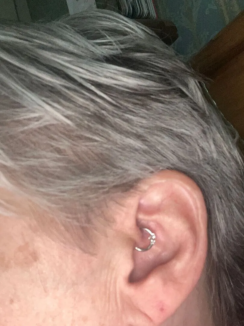 Astrid & Miyu Cluster Topaz piercing daith or blanc massif