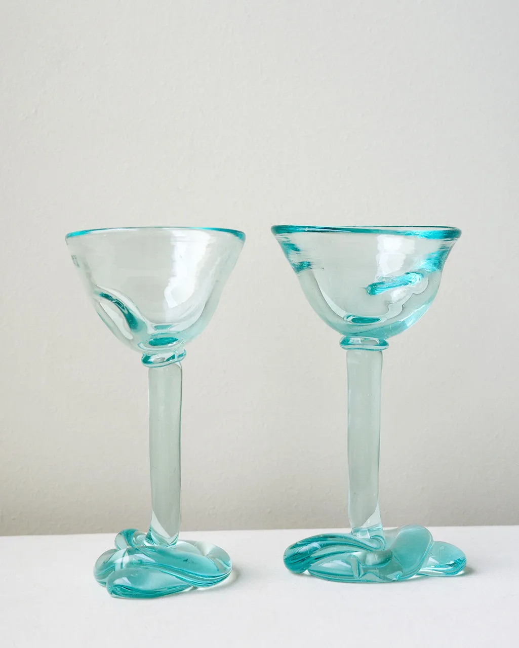 Completedworks Thaw verre à martini bleu verre recyclé