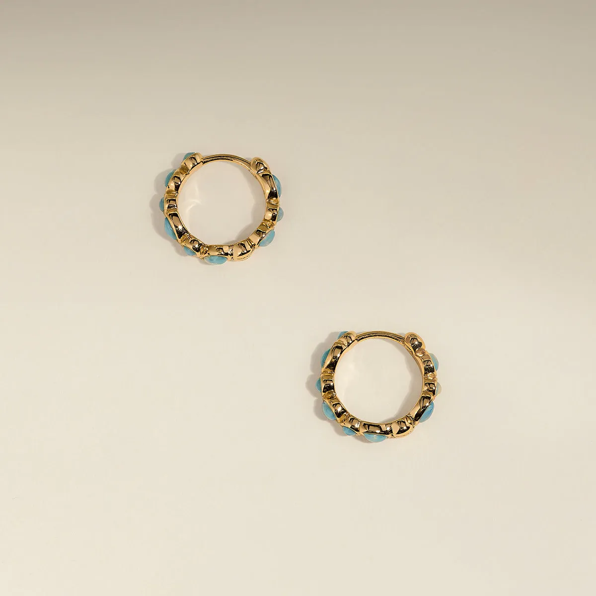 Astrid & Miyu Opal Bezel créoles opale plaqué or 18 carats