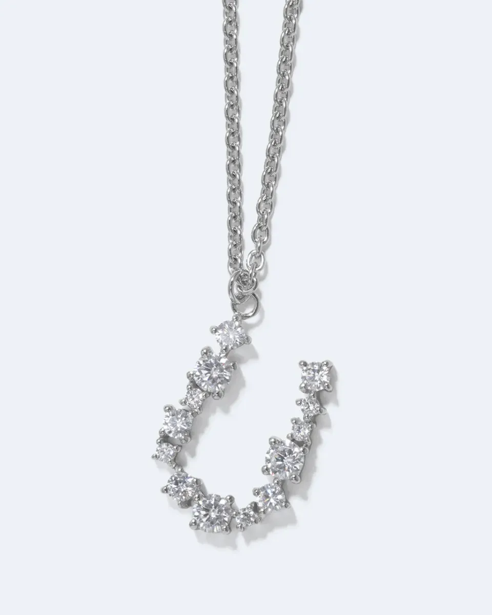 Completedworks Glitchy U collier pendentif lettre zirconium