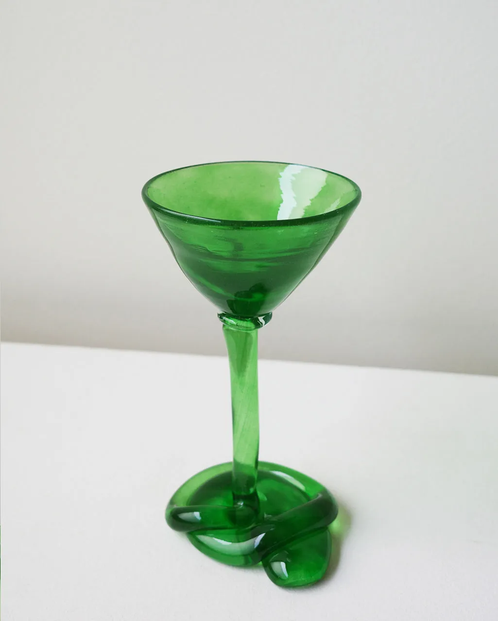 Completedworks Thaw verre à martini verre recyclé vert