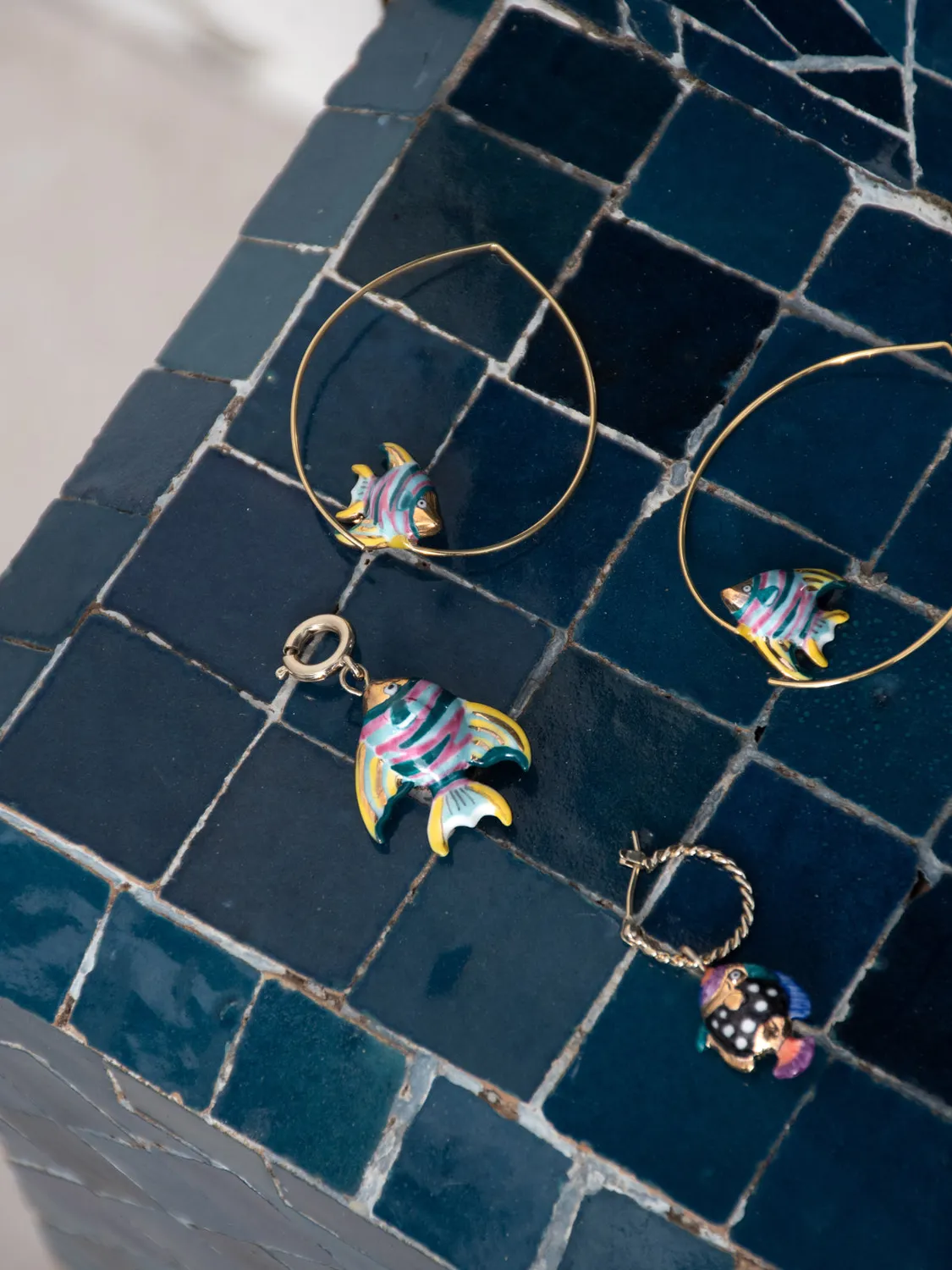 Nach Bijoux Aloha moyennes créoles poisson boucles arc-en-ciel