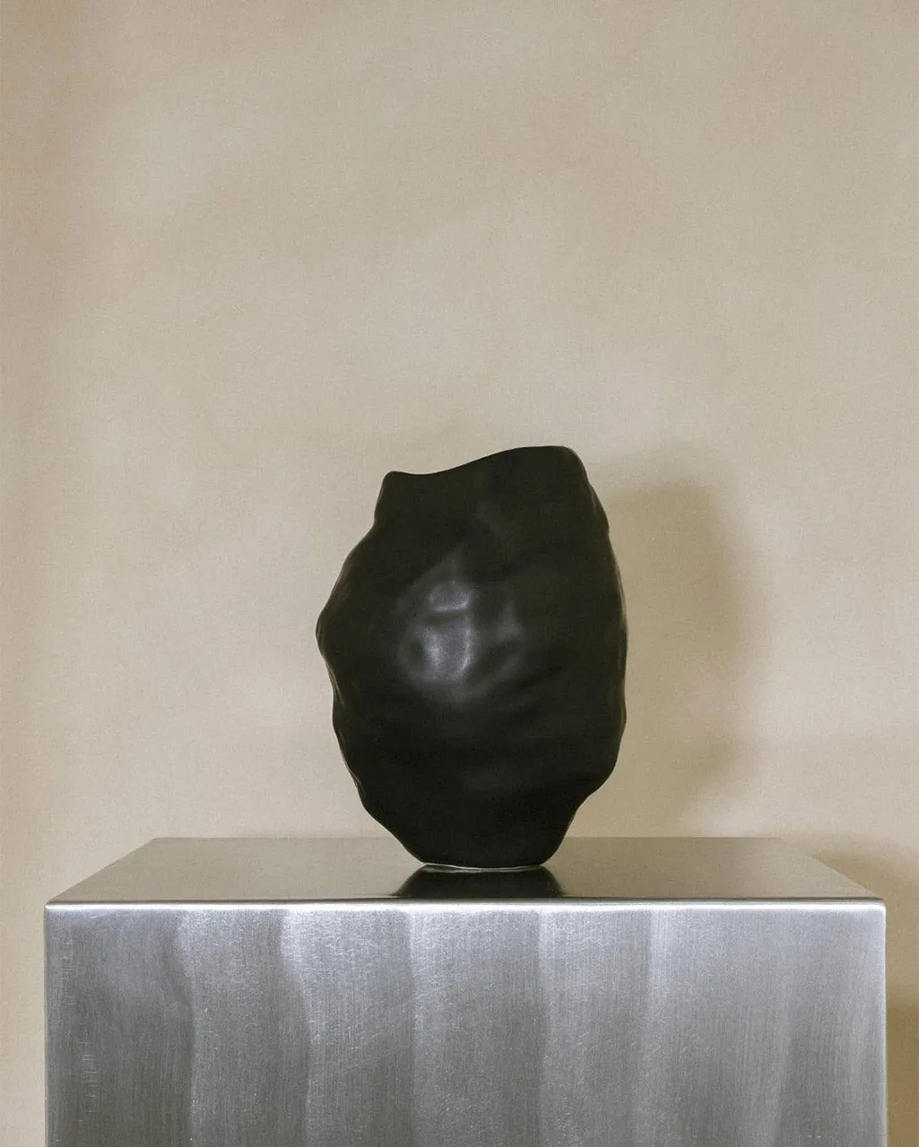 Completedworks Onyx Large vase noir céramique mate