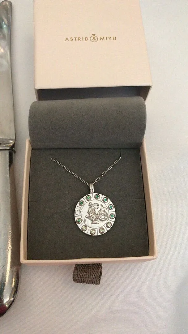 Astrid & Miyu Capricorn collier pendentif Bold Zodiac argent