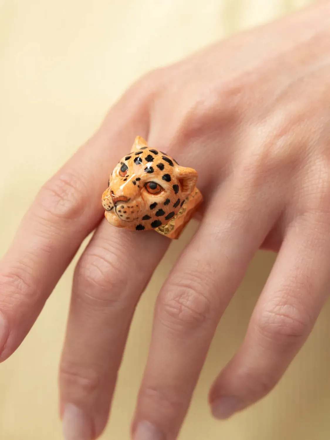 Nach bague martelée léopard ajustable dorée