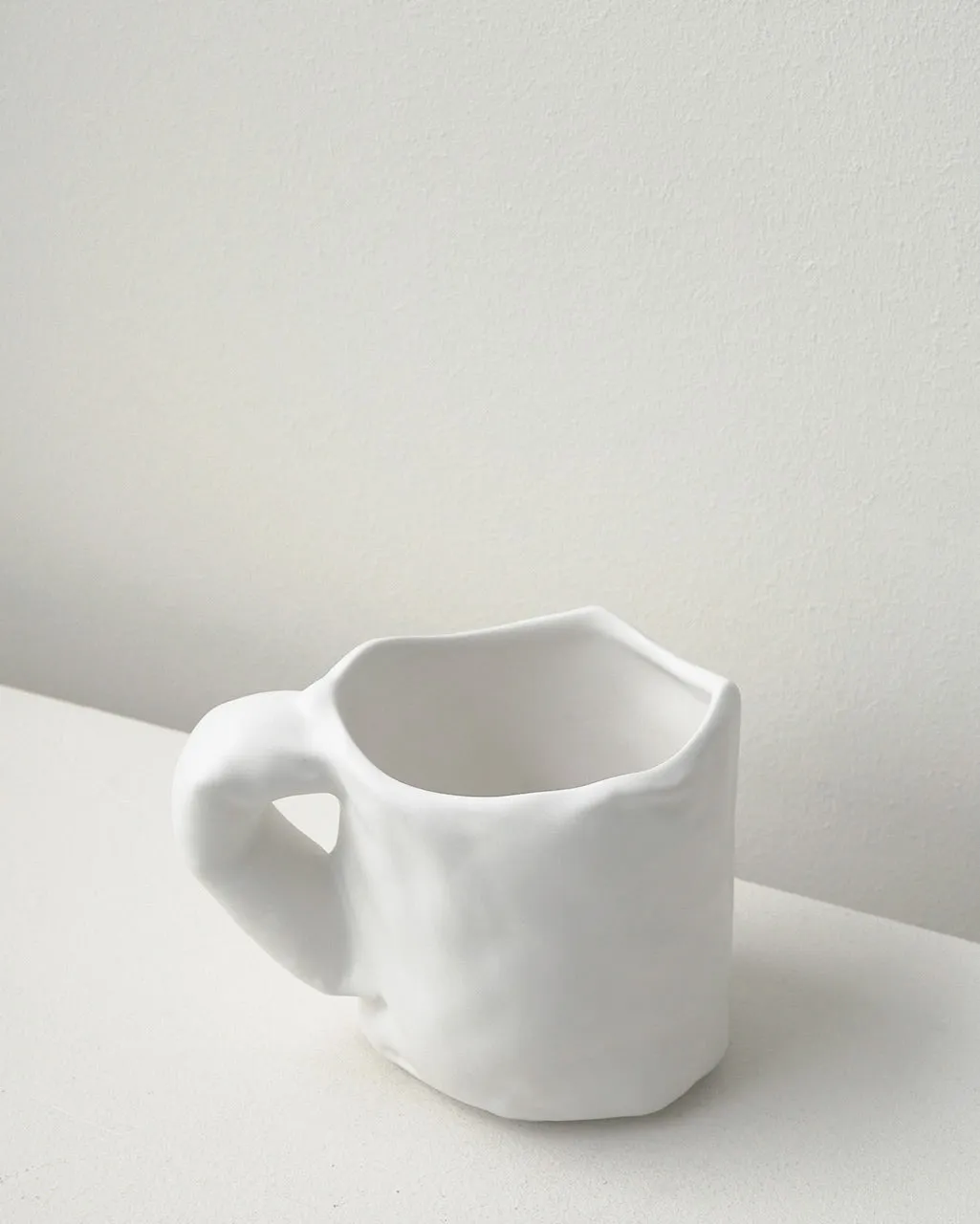 Completedworks Deflating mug céramique blanc mat