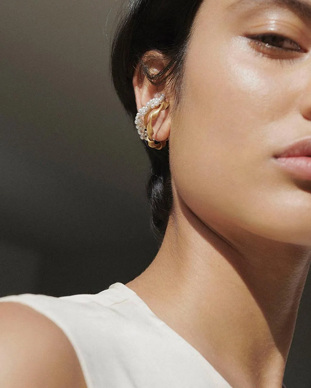 Completedworks A Negotiation with the Infinite ear cuff perle doré