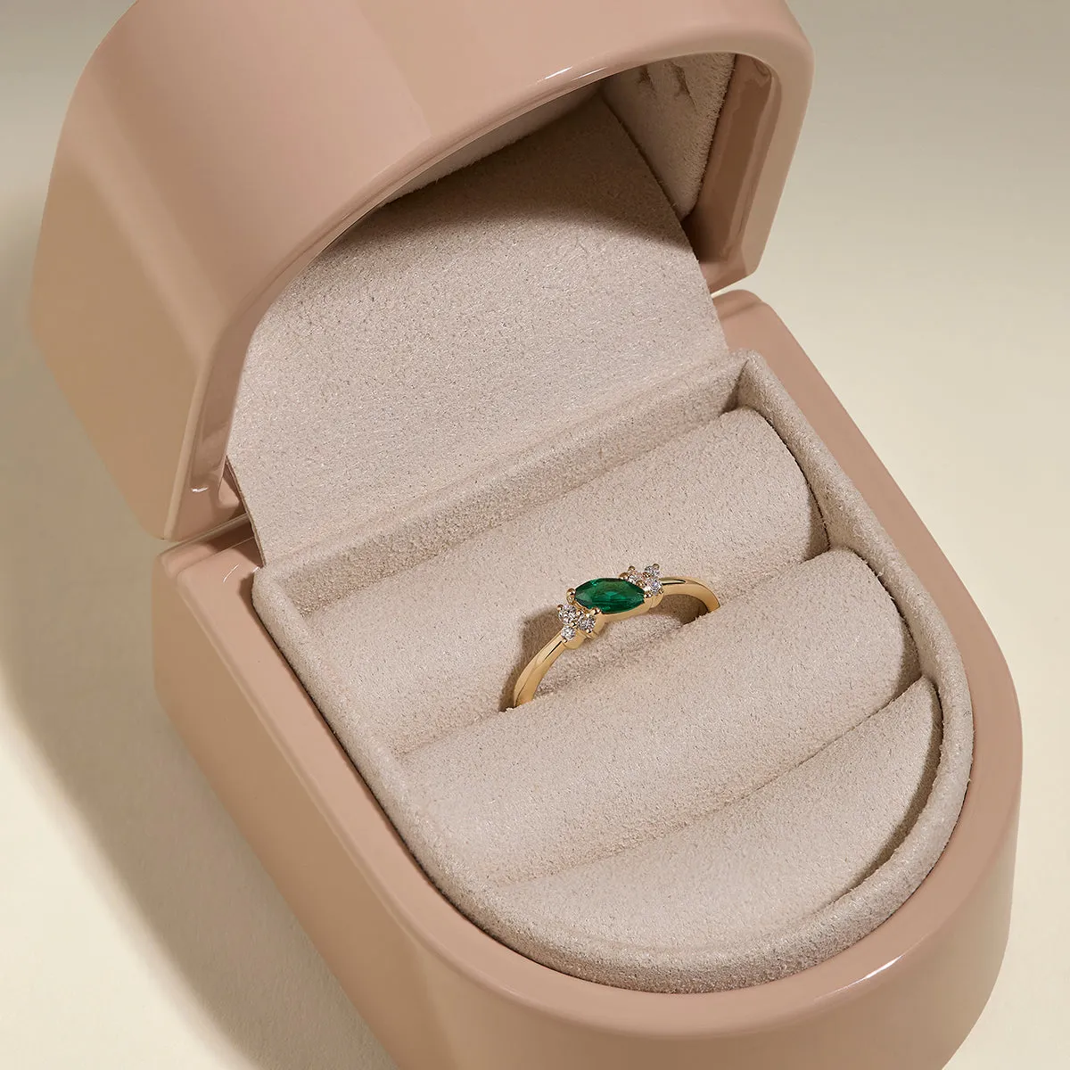 Astrid & Miyu Emerald May Milestone bague or massif émeraude