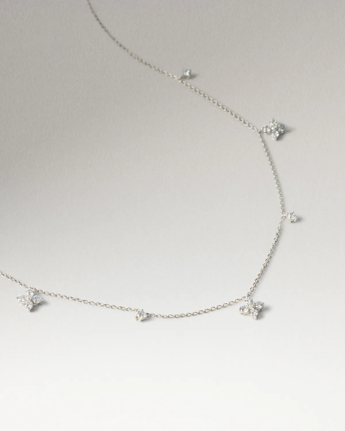 PDPAOLA Maggie Bloom collier or blanc diamants fleur