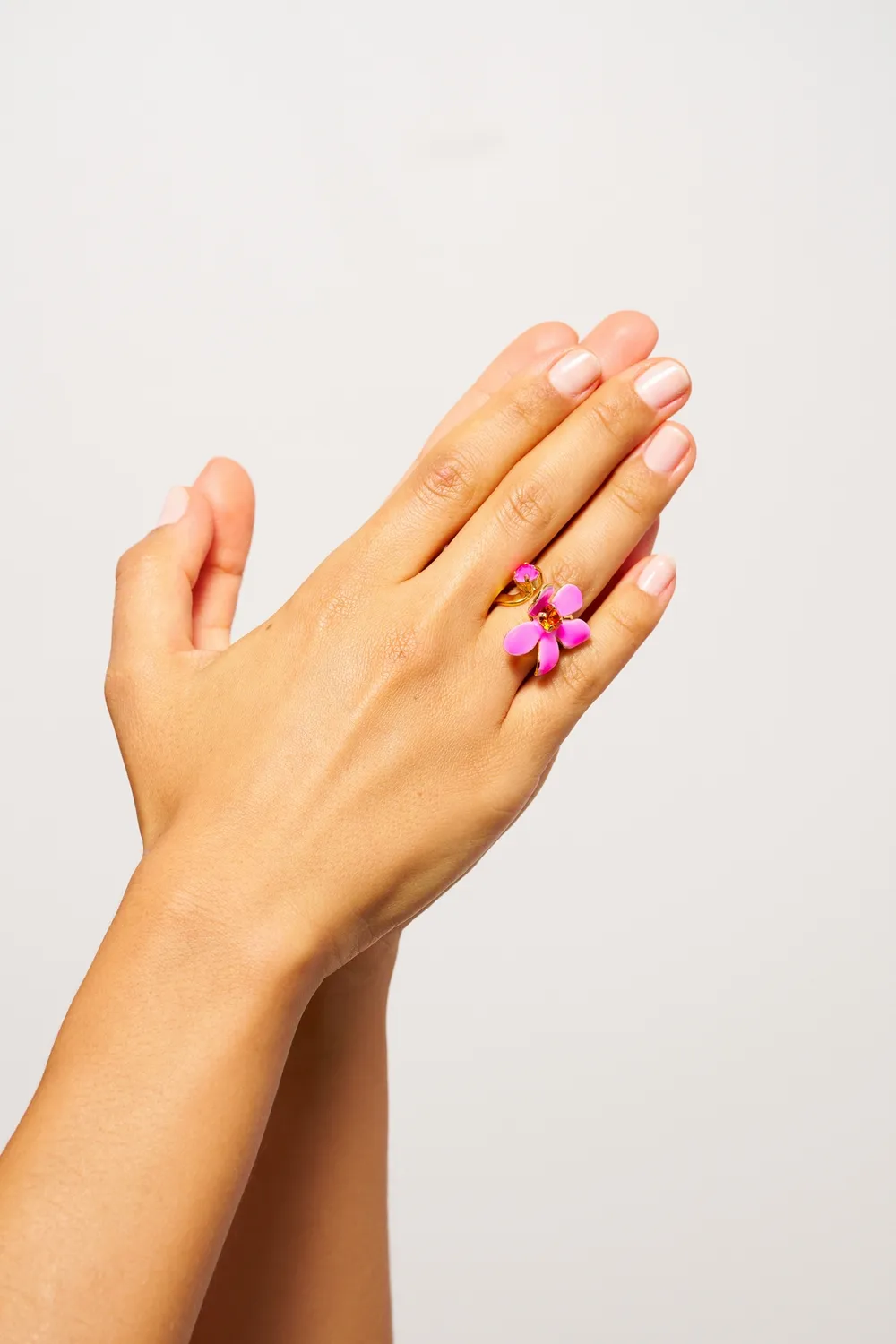 Philippe Ferrandis Ischia bague fleur émail blanc ajustable