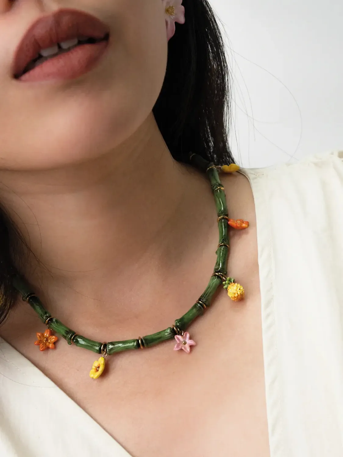 Nach Tropical Collier Perles de Bambou fleurs porcelaine vert 80 cm