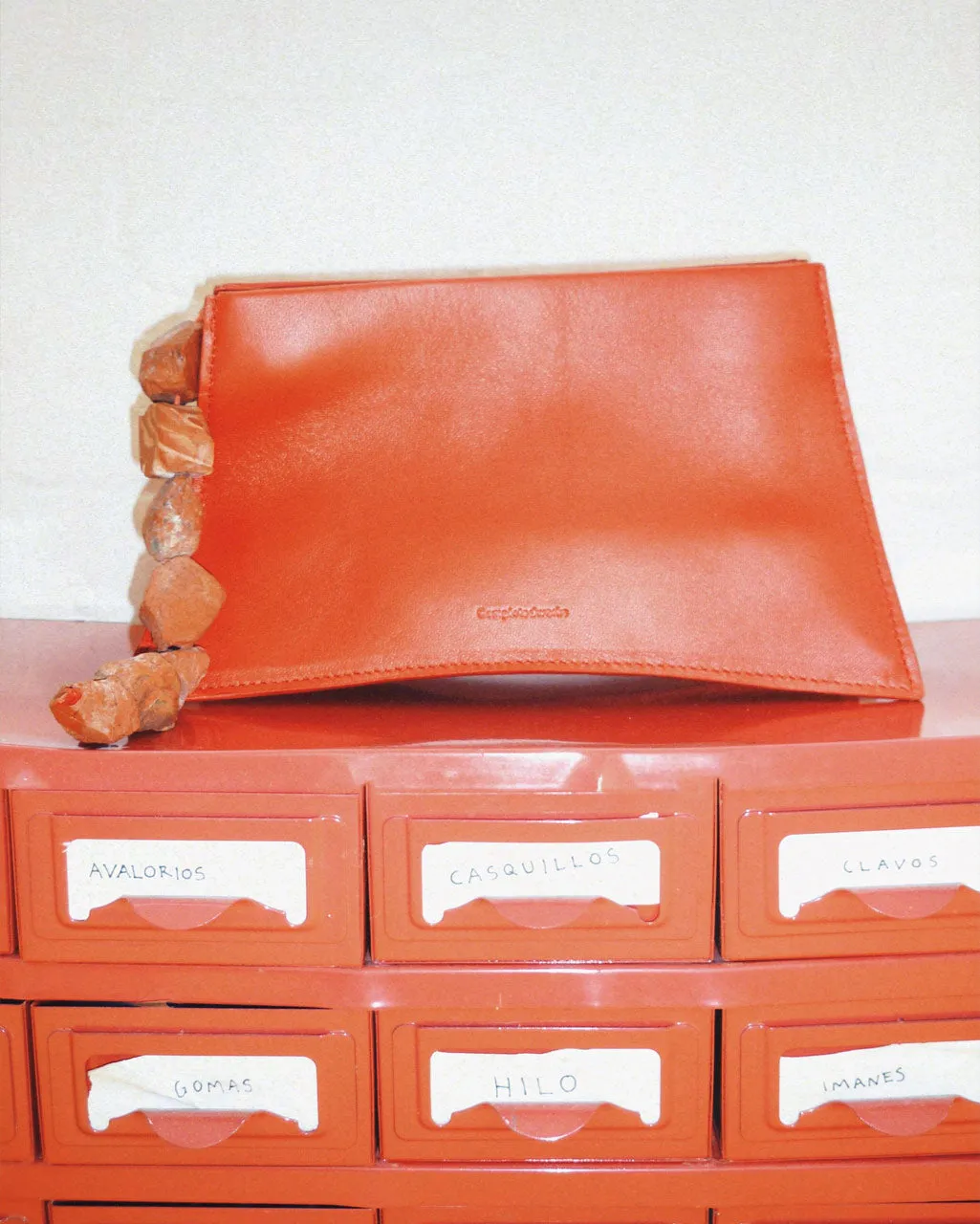 Completedworks The Rough Stone pochette cuir rouge pierre