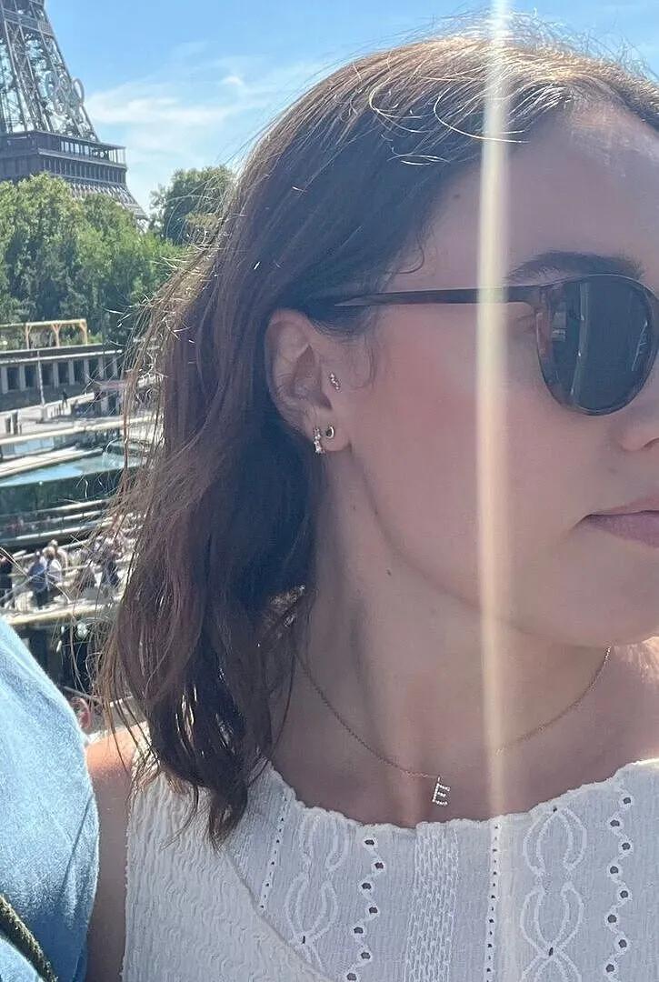 Astrid & Miyu E Initial Pavé pendentif collier doré lettre E