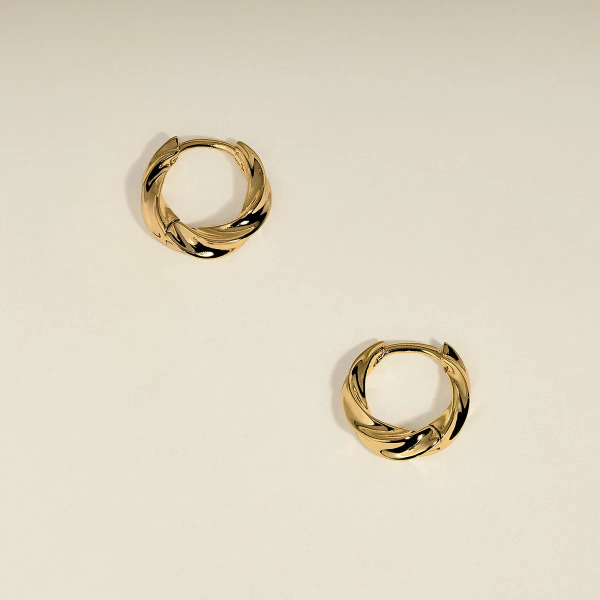 Astrid & Miyu Cosmic Twist créoles doré plaqué or 18 carats