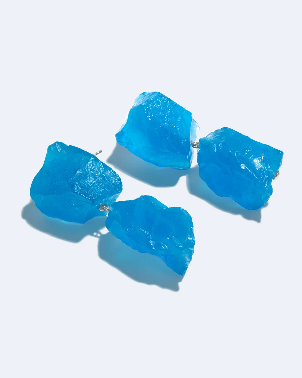 Completedworks Iceberg boucles d’oreilles résine bleue argent