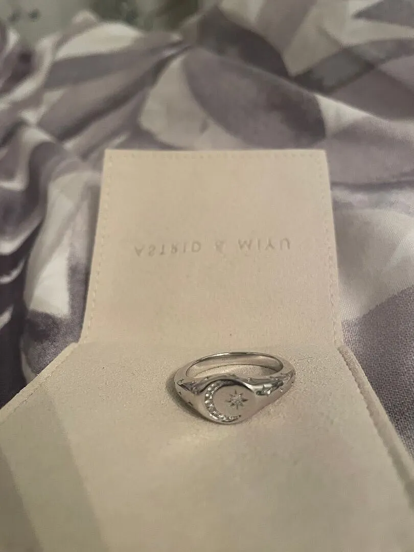 Astrid & Miyu Cosmic Signet Ring bague argentée