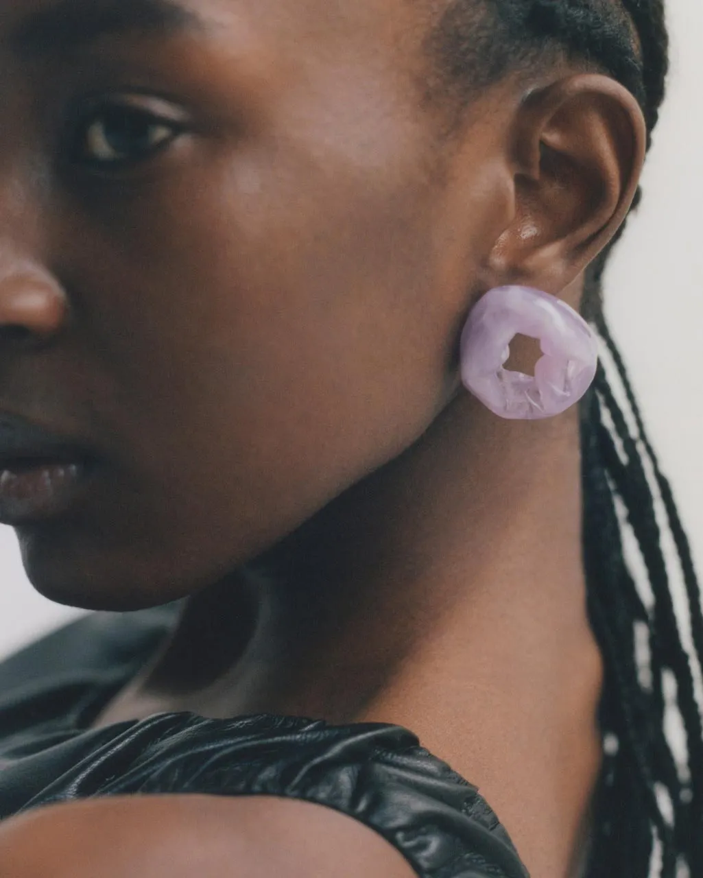 Completedworks Scrunch boucles d'oreilles résine lilas vermeil
