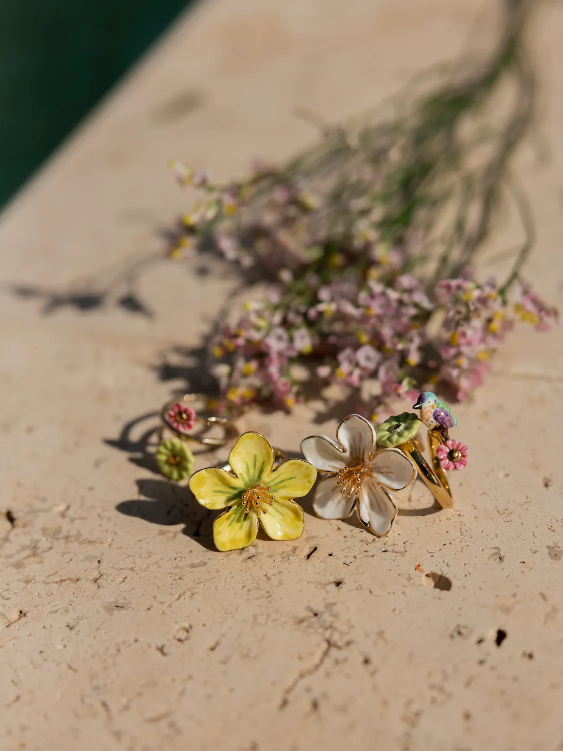 Nach Bijoux fleur blanche bague ajustable porcelaine dorée