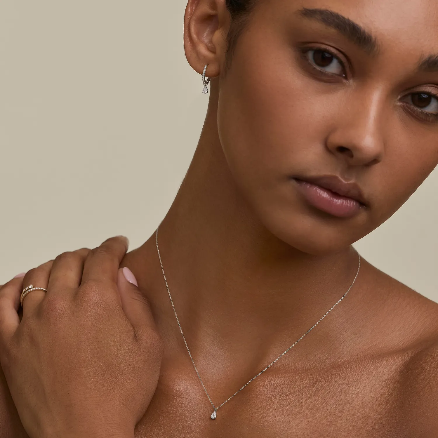 Astrid & Miyu Ornament Bauble Diamond Pendant collier or blanc diamant