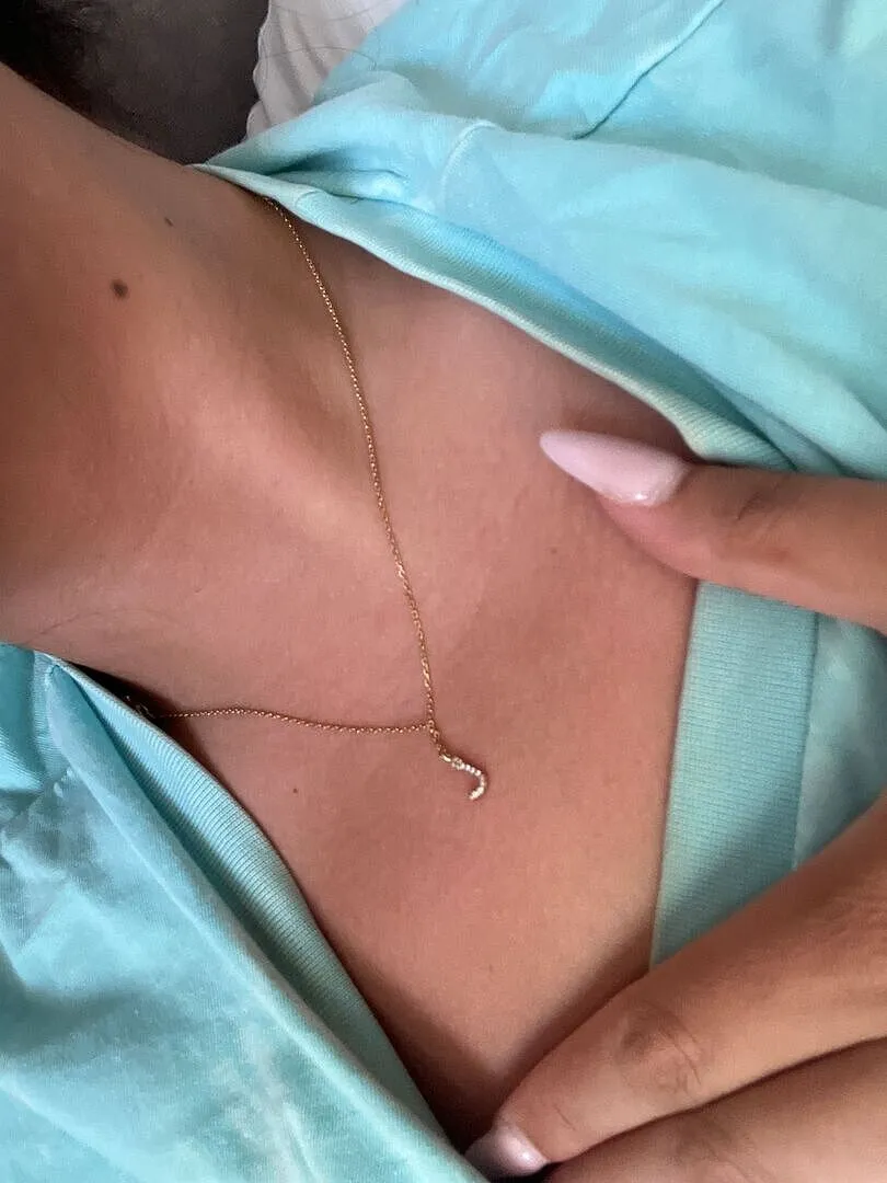 Astrid & Miyu J Initial Pavé pendentif collier doré lettre J