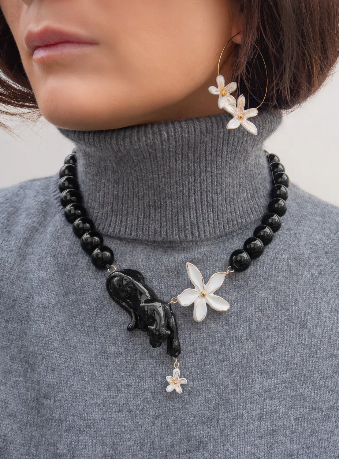 Nach Bijoux grandes créoles fleurs d'Erine blanche porcelaine 45 mm