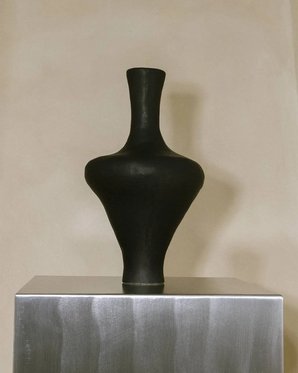 Completedworks Obsidian vase géant céramique noir mat