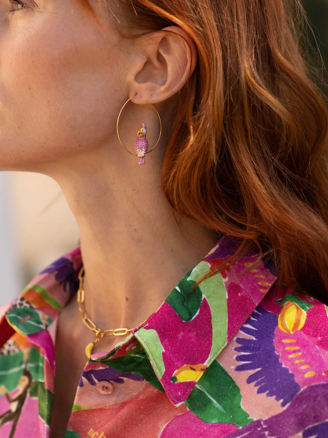 Nach Bijoux Grandes créole cacatoès rose boucles porcelaine