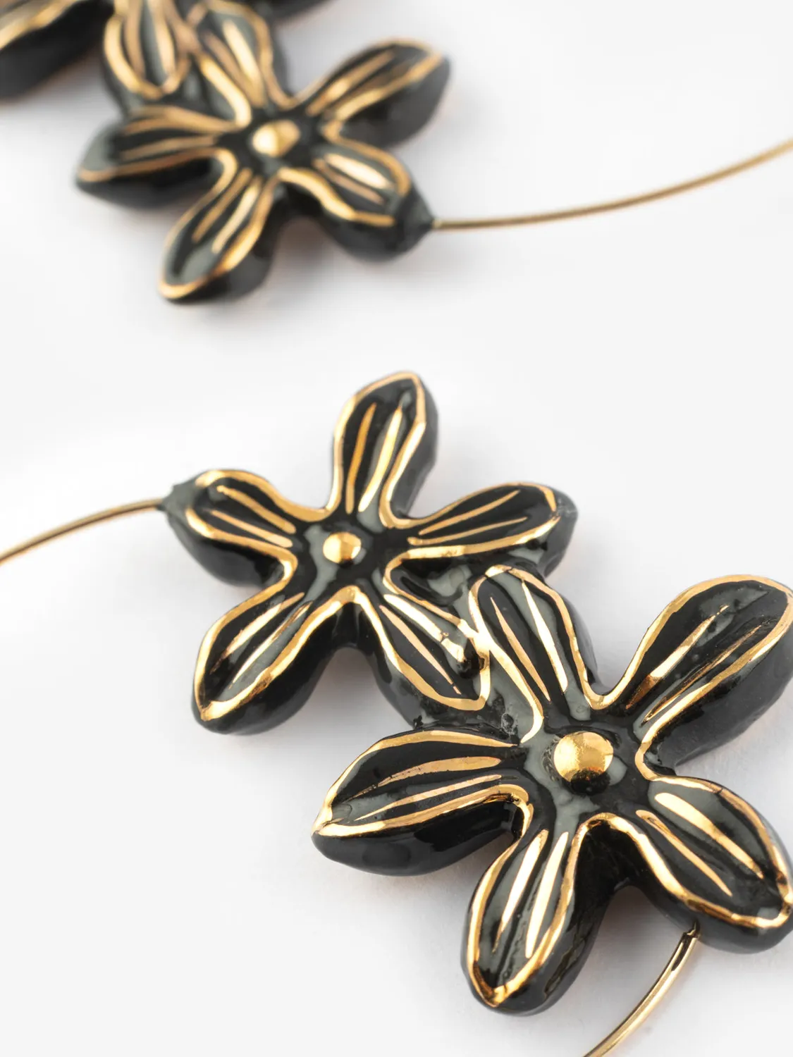 Nach Bijoux Erine grandes créoles fleurs porcelaine noires