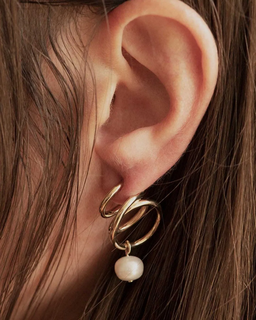 Completedworks Flow boucles d’oreilles perle vermeil or