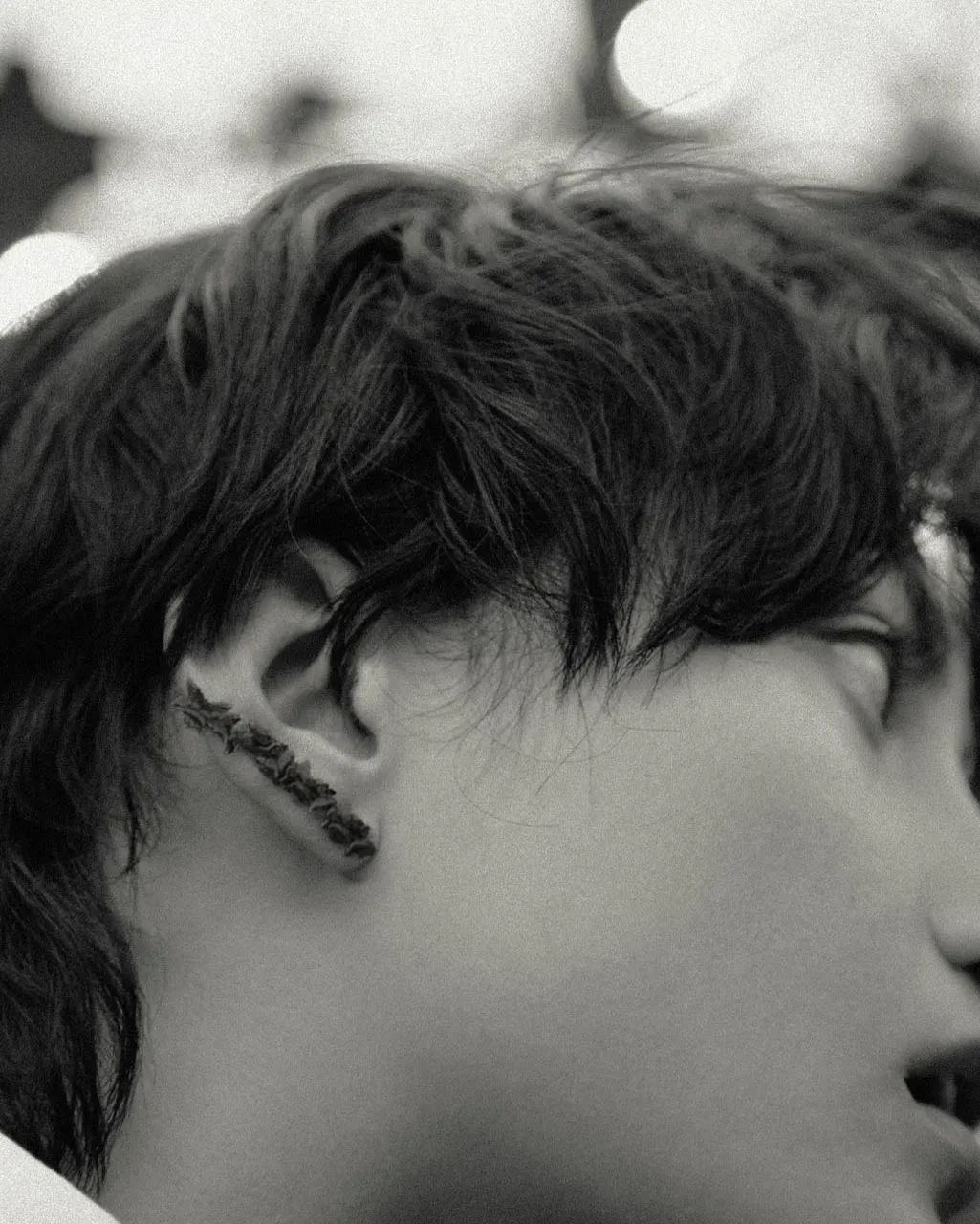 Completedworks Dystopian Butterflies ear climber or noirci 18 carats
