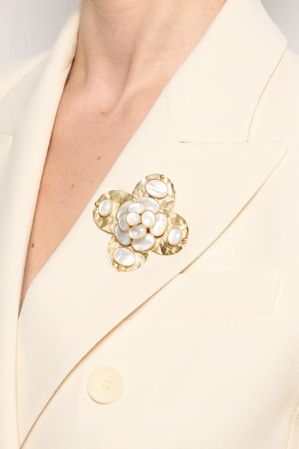 Philippe Ferrandis Camelia Byzance broche nacre dorée