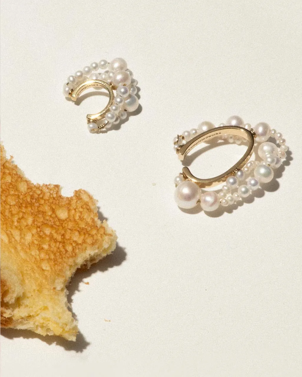 Completedworks Nimbus ear cuff perle vermeil or