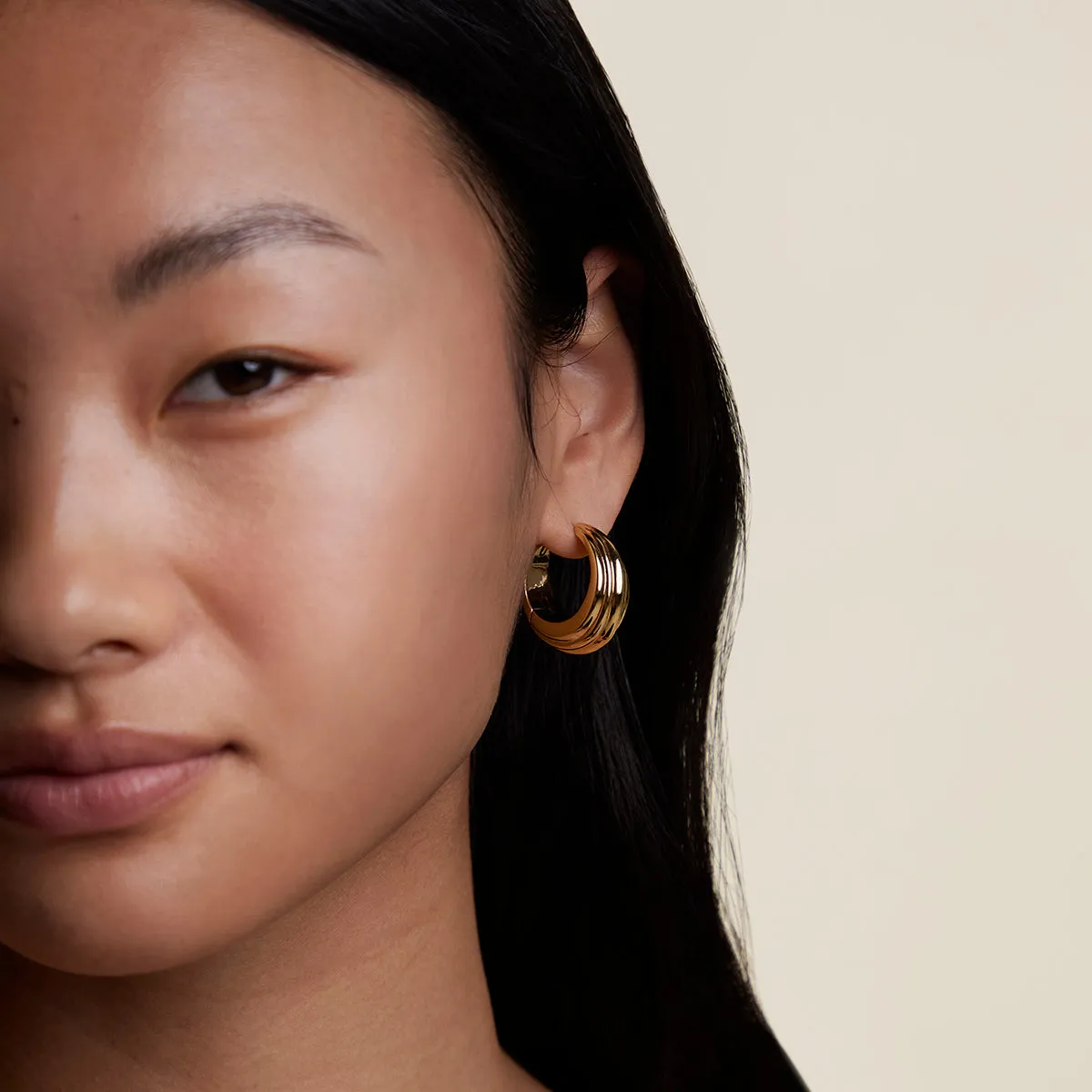 Astrid & Miyu Ripple Wave créoles plaqué or 18 carats