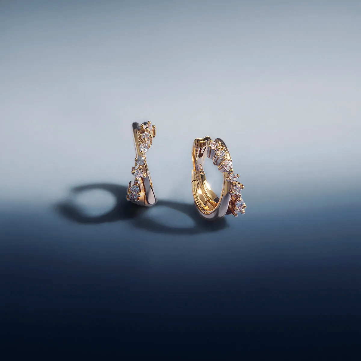 Astrid & Miyu Crystal Crossover Hoops boule or