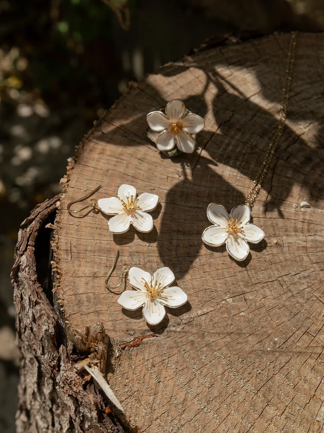 Nach Bijoux fleur blanche pin’s porcelaine doré 3 cm