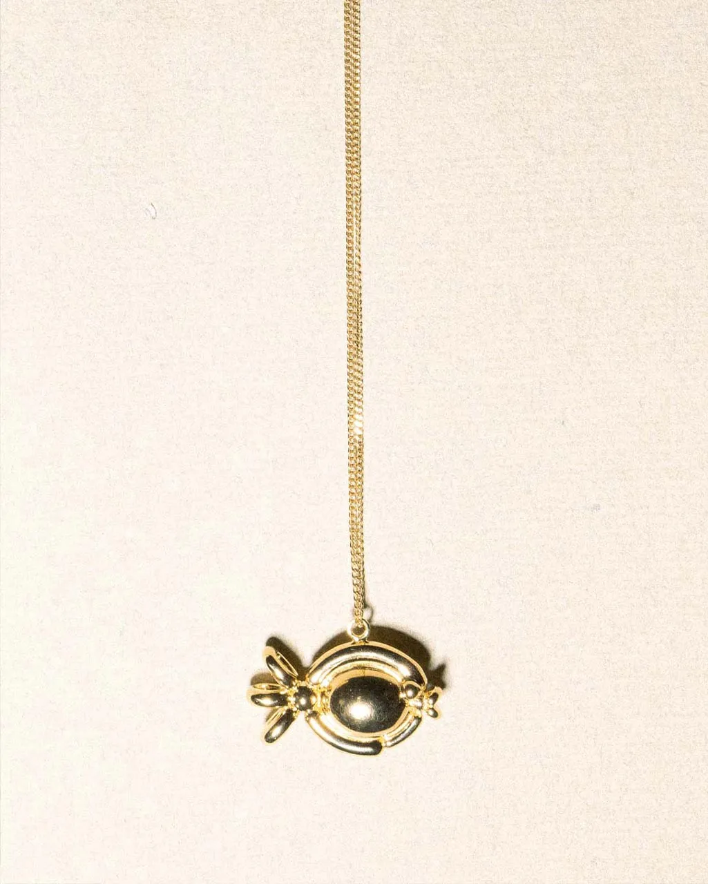 Completedworks Classicworks Pisces collier doré poissons