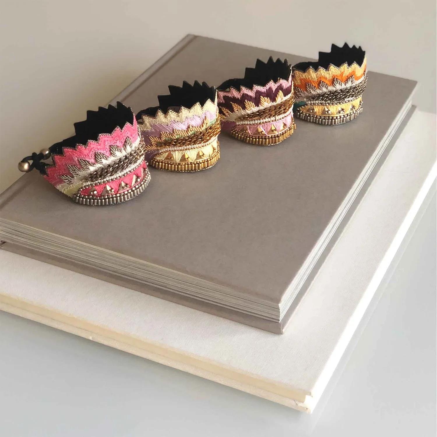 Nao de Paris Maheswari Lilas bracelet cuir brodé soie