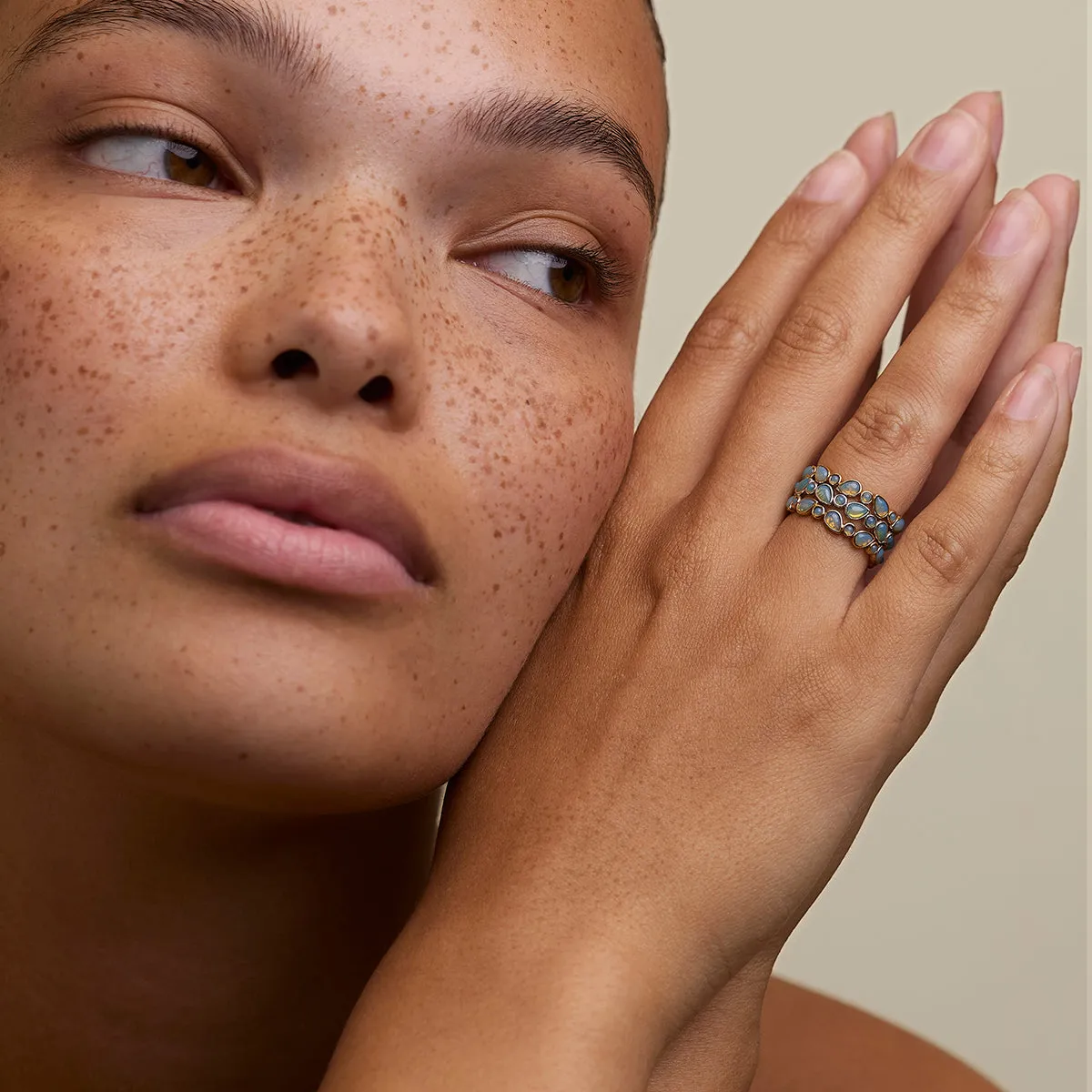 Astrid & Miyu Opal Bezel Band bague argent opales irisées